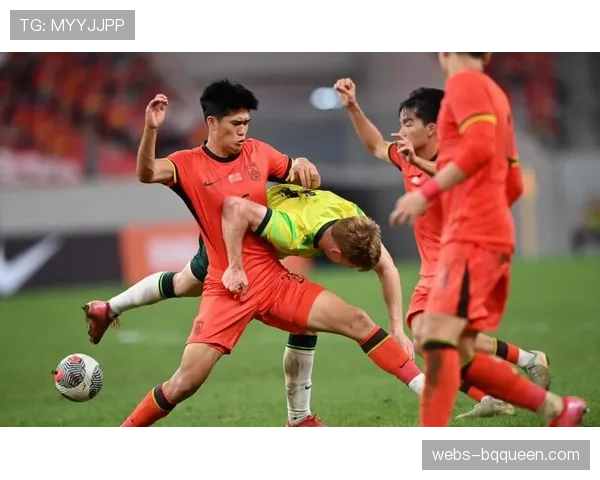 暖心一幕：门将教练为失误丢球的年轻门将送上鼓励