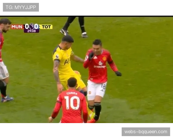 特写：争议瞬间：富勒姆进球前是否手球？多角度慢镜回放