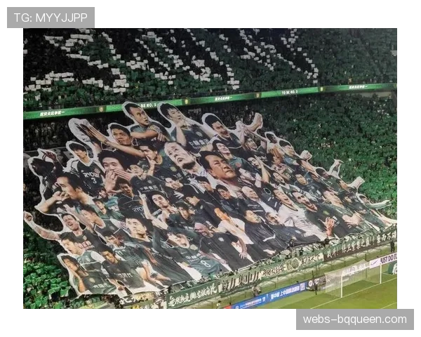 球迷看台出现巨型TIFO，致敬俱乐部成立百年